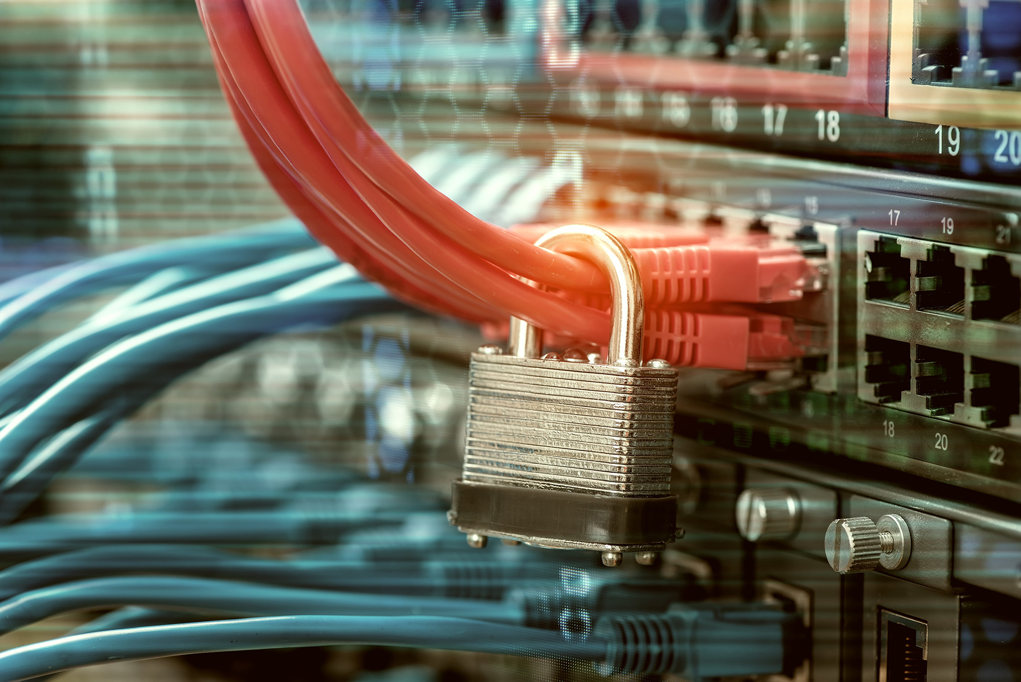 Das Bild zeigt die Nahaufnahme eines Servers. An den Kabeln hängt ein Vorhängeschloss, welches die Datensicherheit symbolisiert.